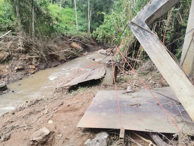 El río se llevó estructura de puentes