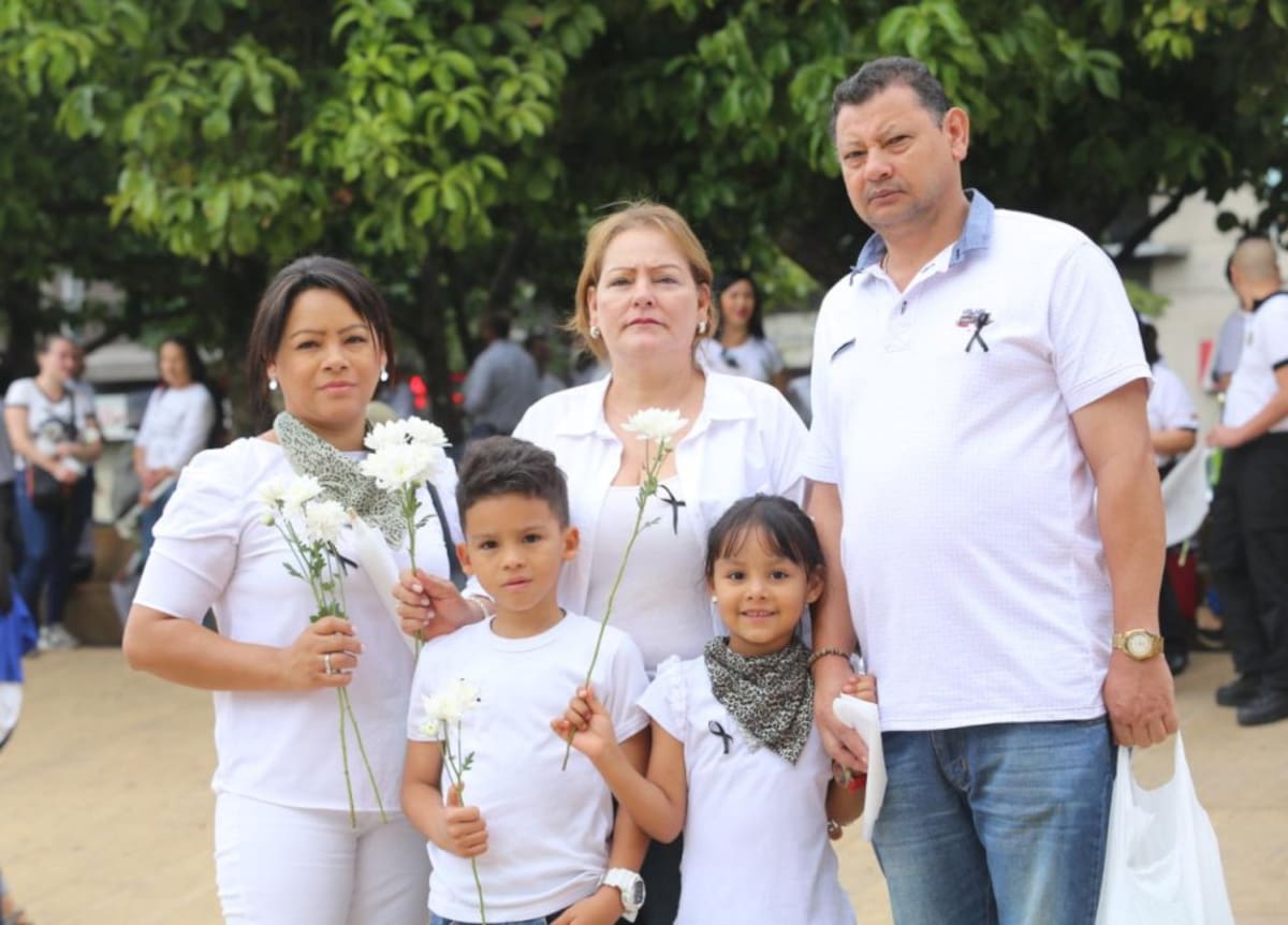 La familia completa que pidió paz para el país y no más violencia.