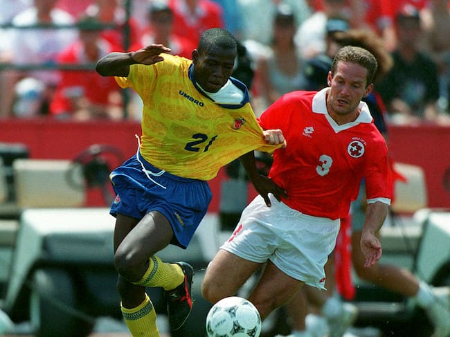 Faustino Asprilla y Yvan Quentin en el partido entre Colombia y Suiza por el Mundial 1994 / Getty Images