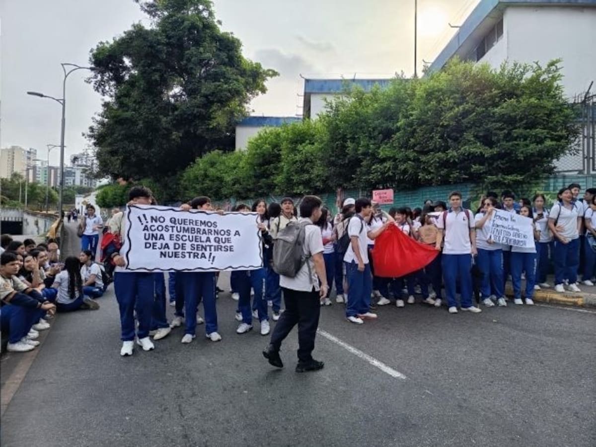 Estudiantes de la Normal Superior de Bucaramanga protestan y piden la salida de la rectora