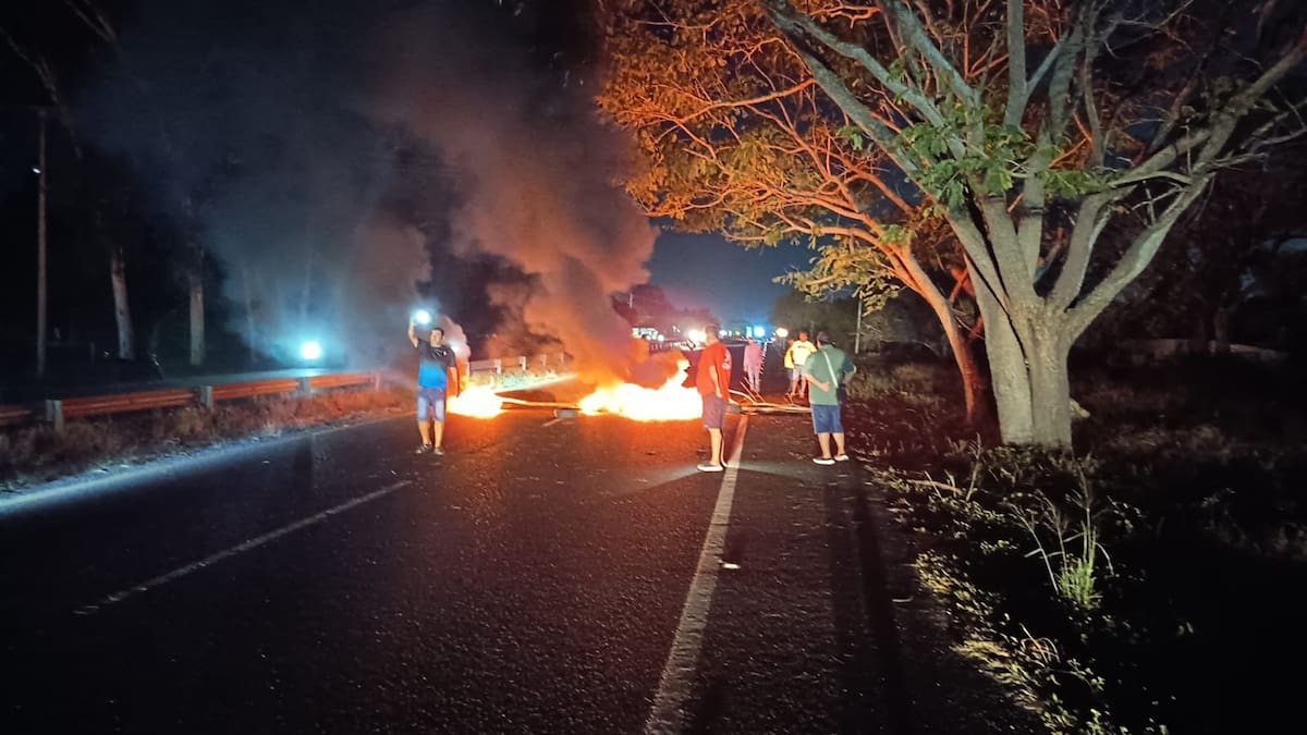Bloqueo en la Vía Oriental por protesta contra cobro del peaje de Sabanagrande
