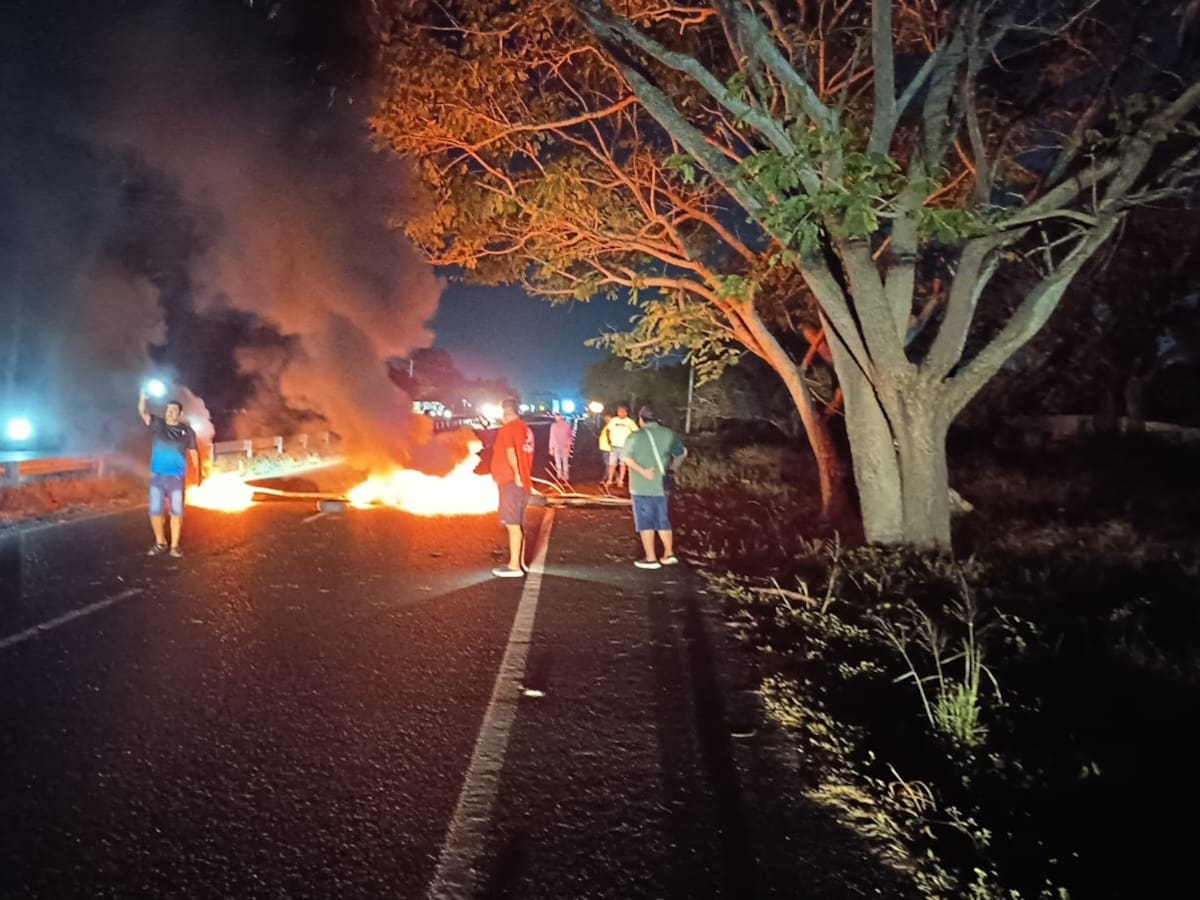 Bloqueo en la Vía Oriental por protesta contra cobro del peaje de Sabanagrande