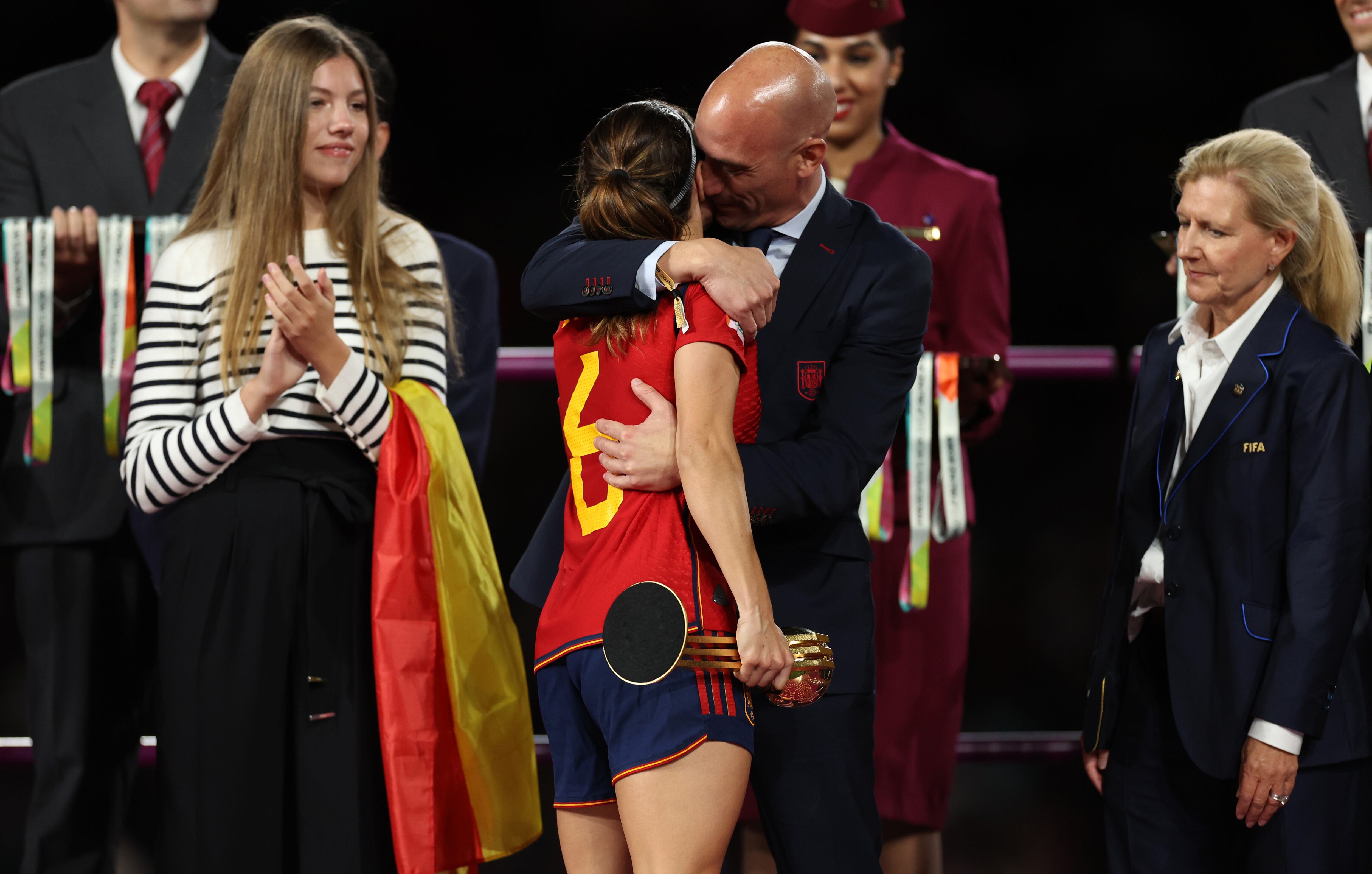 Luis Rubiales durante la premiación a las jugadoras españolas. (Photo by Catherine Ivill/Getty Images)
