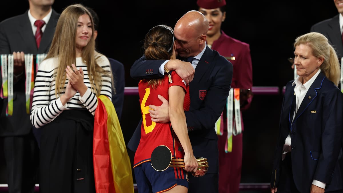 Rubiales ofrece disculpas por besar a Jenni Hermoso: “Fue un momento de efusividad”
