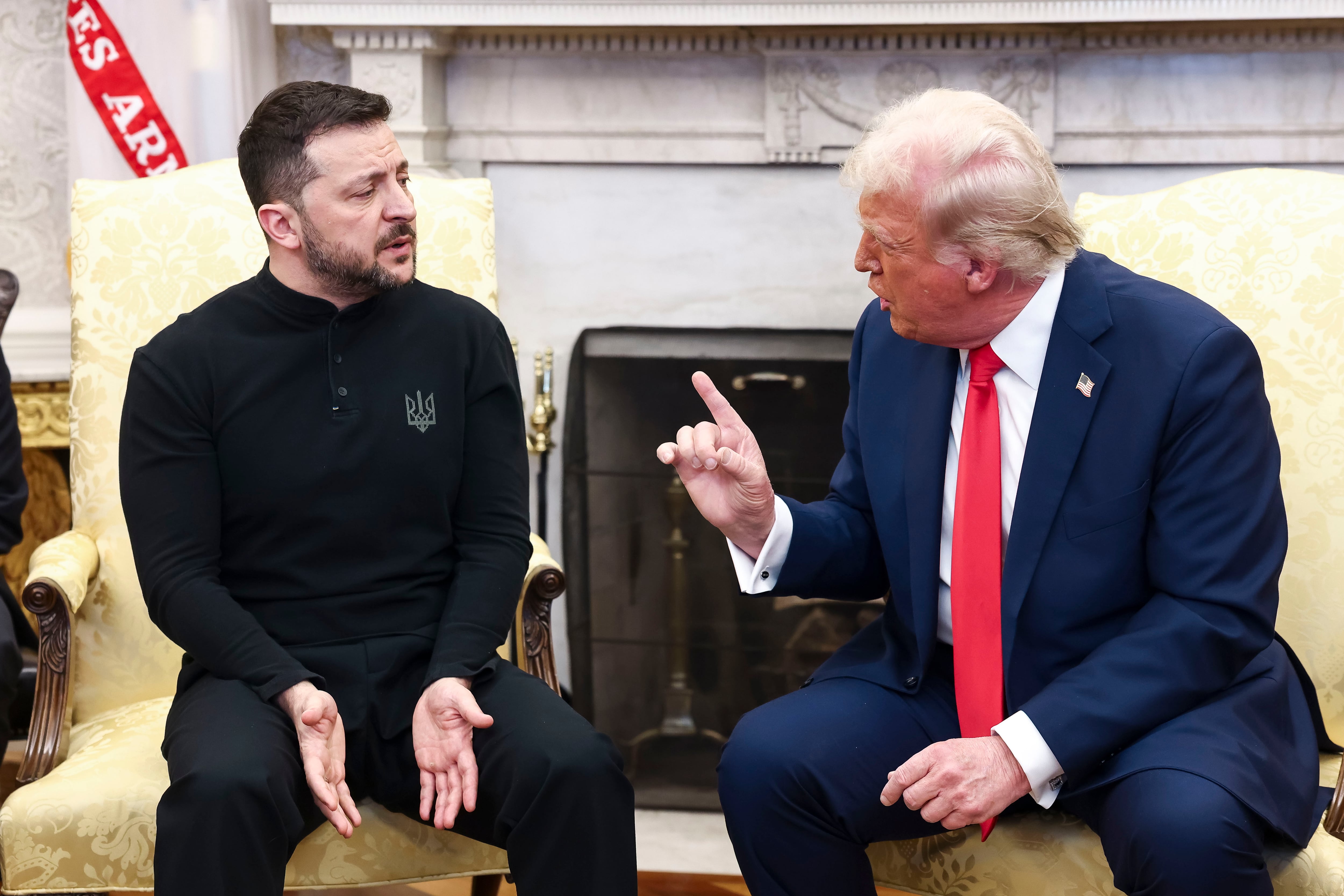 -FOTODELDÍA- WASHINGTON, 28/02/2025.- El presidente estadounidense Donald Trump (d) conversa con e presidente ucraniano Volodymyr Zelensky (i) durante la reunión que han mantenido en la Casa Blanca en Washington, DC, EE.UU., 28 de febrero de 2025. EFE/JIM LO SCALZO / POOL