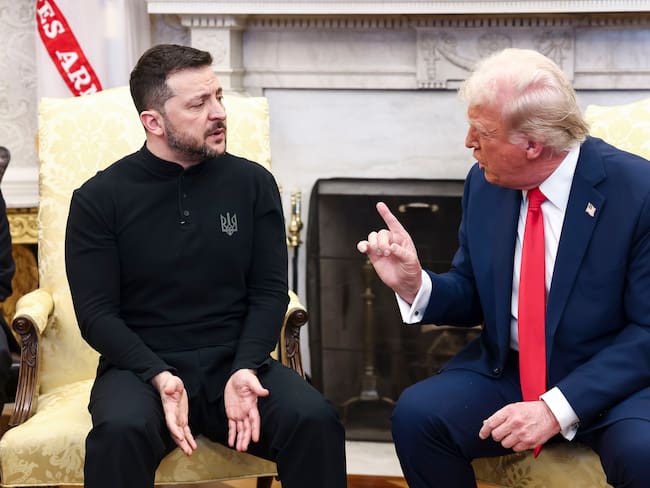 -FOTODELDÍA- WASHINGTON, 28/02/2025.- El presidente estadounidense Donald Trump (d) conversa con e presidente ucraniano Volodymyr Zelensky (i) durante la reunión que han mantenido en la Casa Blanca en Washington, DC, EE.UU., 28 de febrero de 2025. EFE/JIM LO SCALZO / POOL