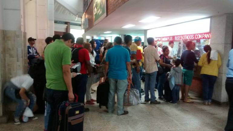 Pasajeros hacen fila a la espera de un tiquete en la terminal de transporte.