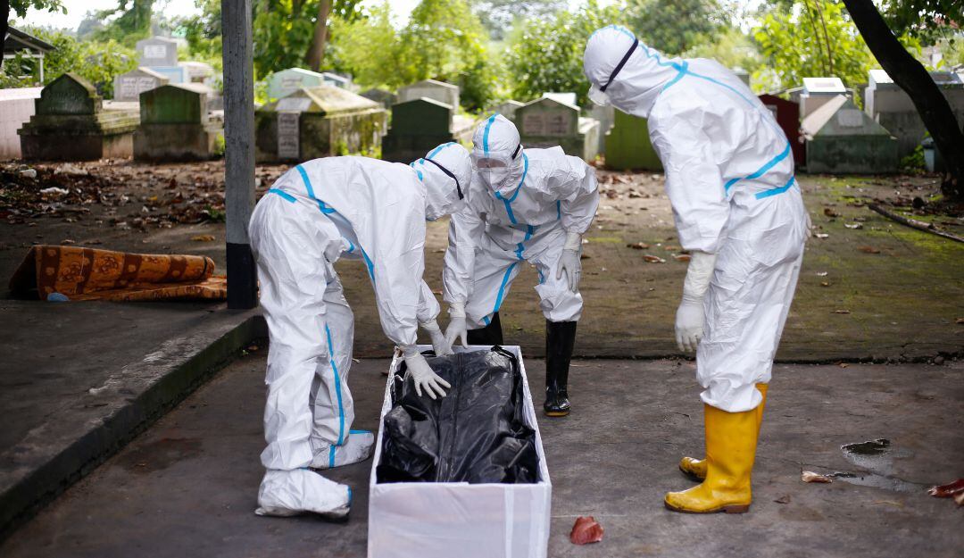 Personal de la salud retira un cuerpo