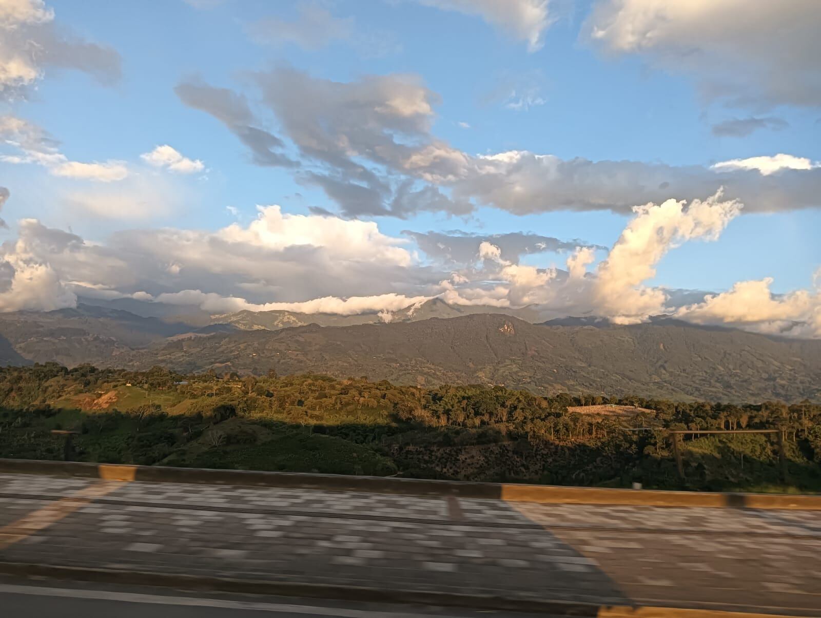 Hermoso paisaje del Quindío, al fondo la cordillera central o cordillera de los andes del Quindío. Foto: Adrián Trejos