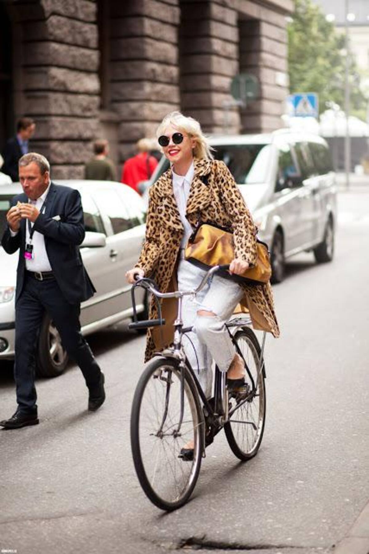 En la página cyclechicrepublic.com hay fotos de personas de diferentes ciudades del mundo que se han unido a la moda de movilizarse en bicicleta con estilo.