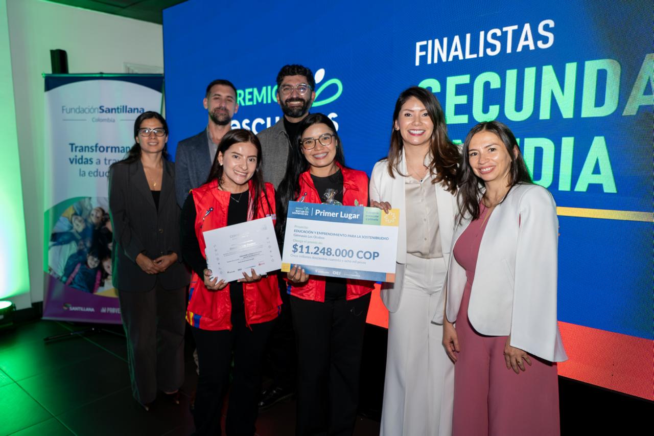 Representantes de El Gimnasio Los Ocobos (GLO) durante la ceremonia de entrega de los Premios Escuelas Sostenibles 2026. | Foto: Foto: Alexander Guevara, Santillana Colombia