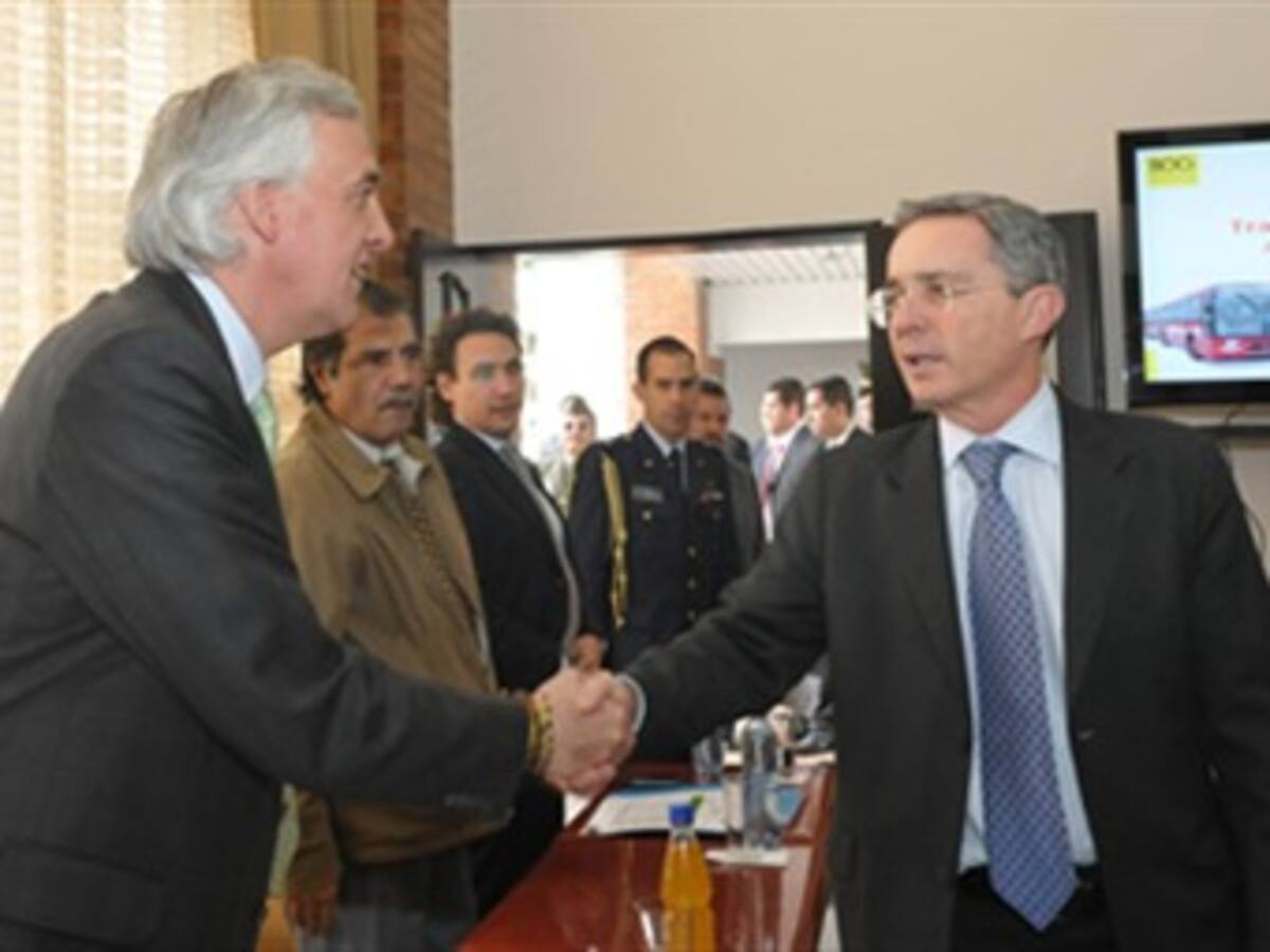 Álvaro Uribe y Samuel Moreno sobrevolaron la ciudad para revisar las obras de Transmilenio