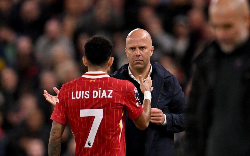 Luis Díaz saluda a Arne Slot tras el partido entre Liverpool y Manchester City / Getty Images