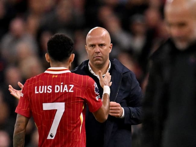 Luis Díaz saluda a Arne Slot tras el partido entre Liverpool y Manchester City / Getty Images