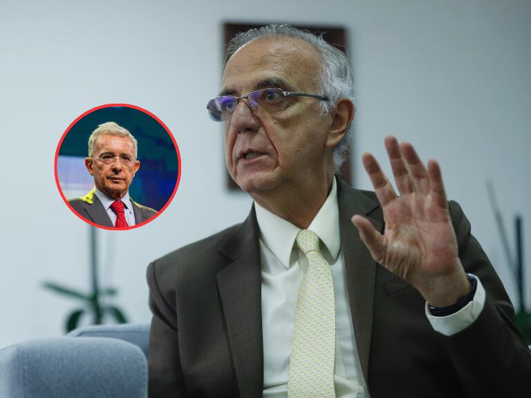 Exministro Iván Velásquez y al lado el expresidente Álvaro Uribe (Fotos vía COLPRENSA y Getty Images)