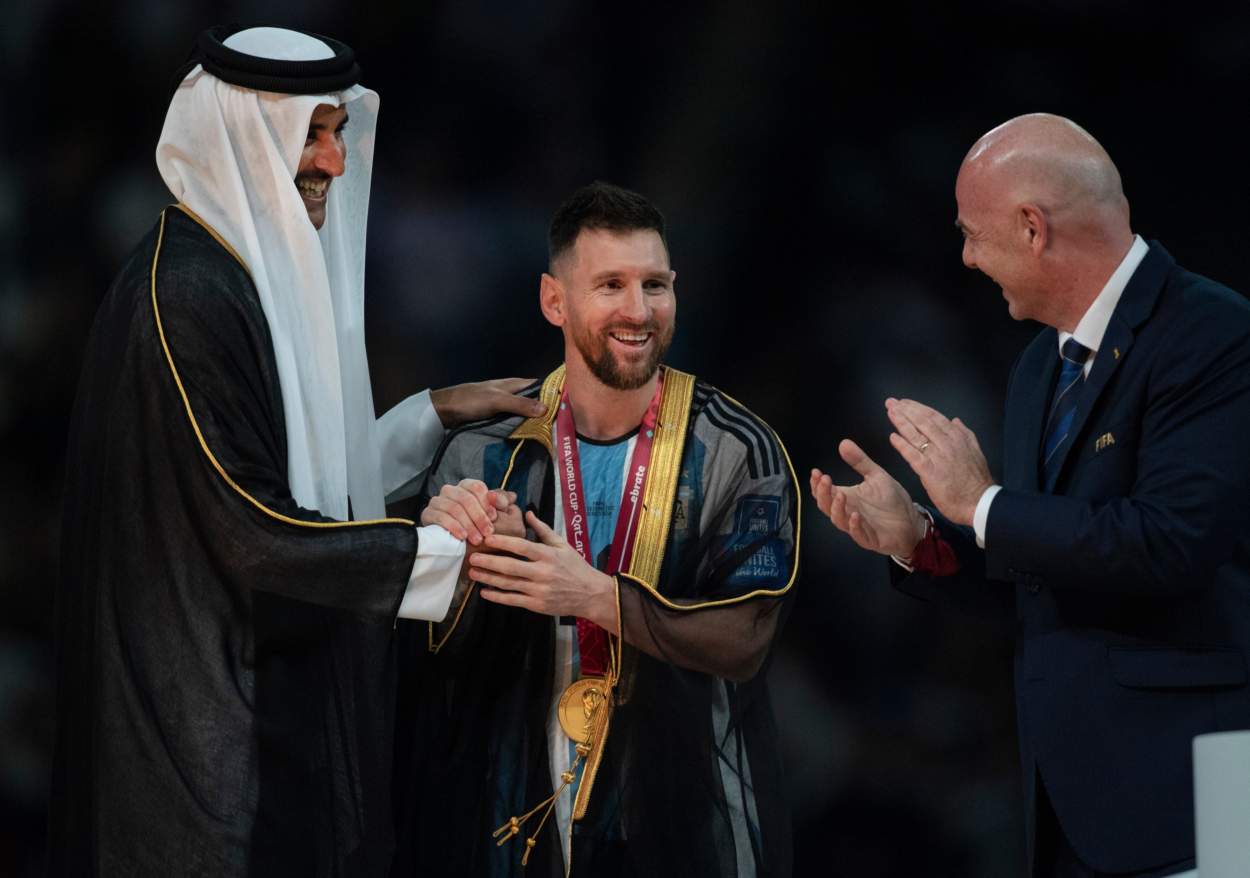 Lionel Messi portando el bisht. (Photo by Visionhaus/Getty Images)