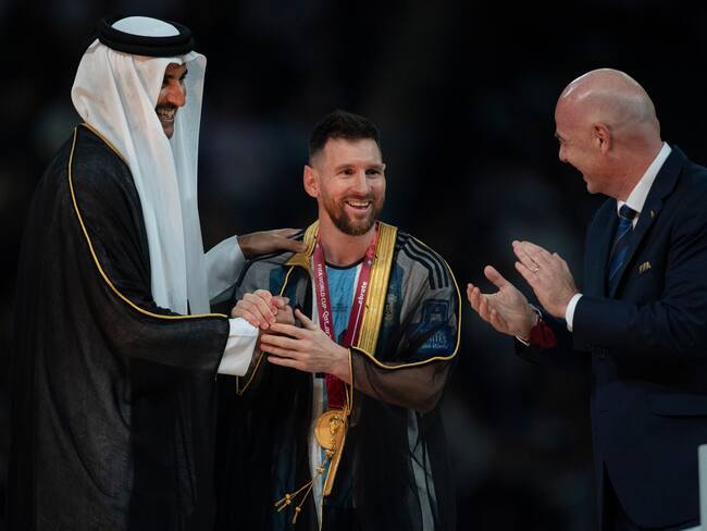 Lionel Messi portando el bisht. (Photo by Visionhaus/Getty Images)