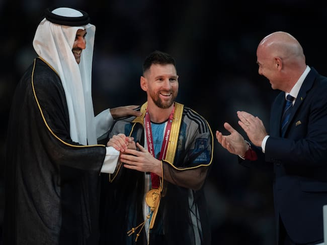 Lionel Messi portando el bisht. (Photo by Visionhaus/Getty Images)