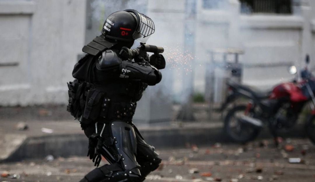 Dos meses de protestas dejan varios policías heridos y denuncias por abuso de autoridad de uniformados