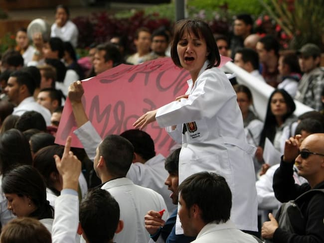 Vecinos amenazan de muerte a una familia de médicos en Bogotá