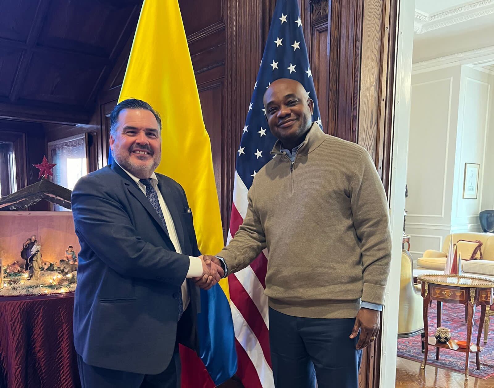 El embajador (e) de Estados Unidos en Colombia, Francisco Palmieri (i), y el canciller de Colombia, Luis Gilberto Murillo (d).
(Foto: Cortesía)