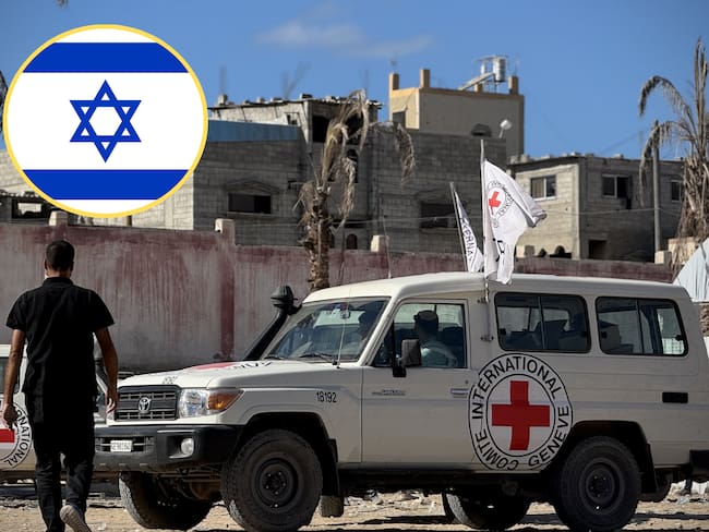 Vehículos de la Cruz Roja en camino para recuperar los cuerpos de palestinos retenidos por Israel el 14 de octubre de 2025. (Foto de Abdallah F.s. Alattar/Anadolu vía Getty Images)