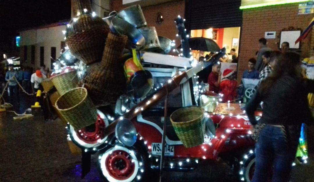 El tradicional jeep alumbrado en navidad