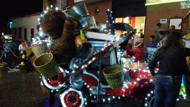 El tradicional jeep alumbrado en navidad