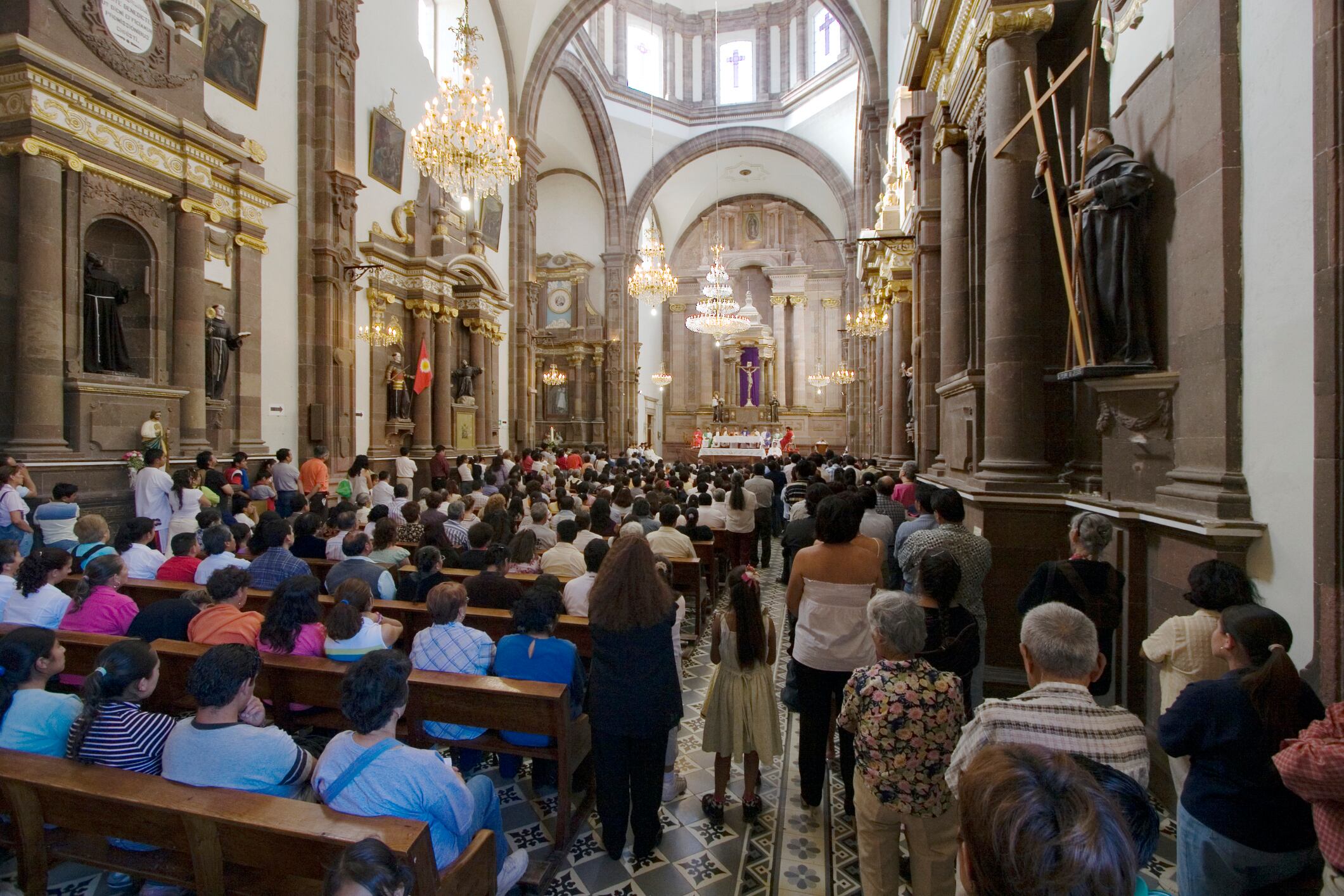 ¿Qué se conmemora el Jueves y el Viernes Santo? Esto es lo que ocurrió según la Iglesia Católica. Getty Images /Templo de San Francisco en San Miguel de Allende, México.