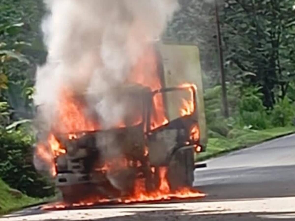 ELN quemó un vehículo que transportaba alimentos y vandalizó dos carros particulares en el Chocó