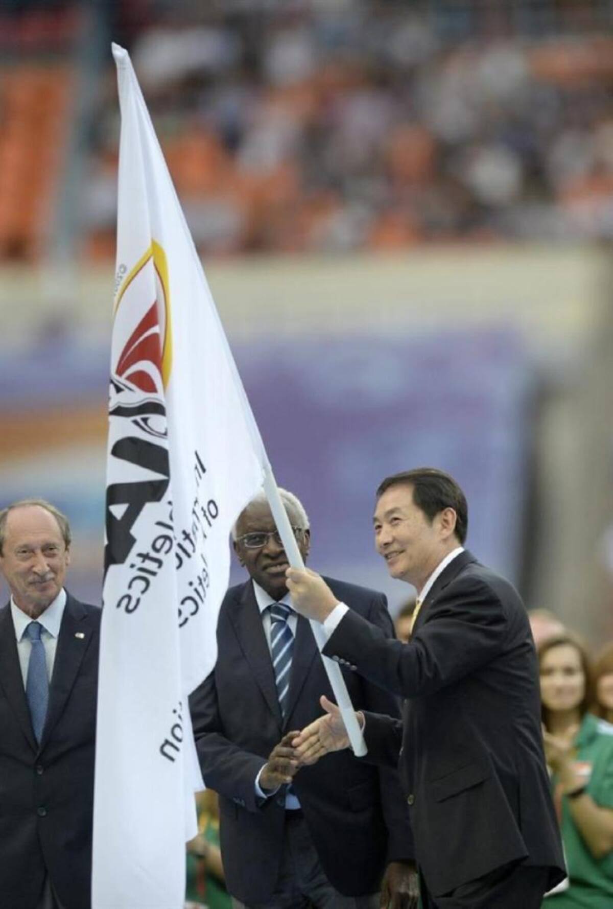 La bandera de la organización pasó a manos de Pekín, que será la sede del certamen en 2015.