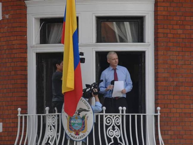 Ecuador restringe comunicación en su embajada en Londres, donde está Assange