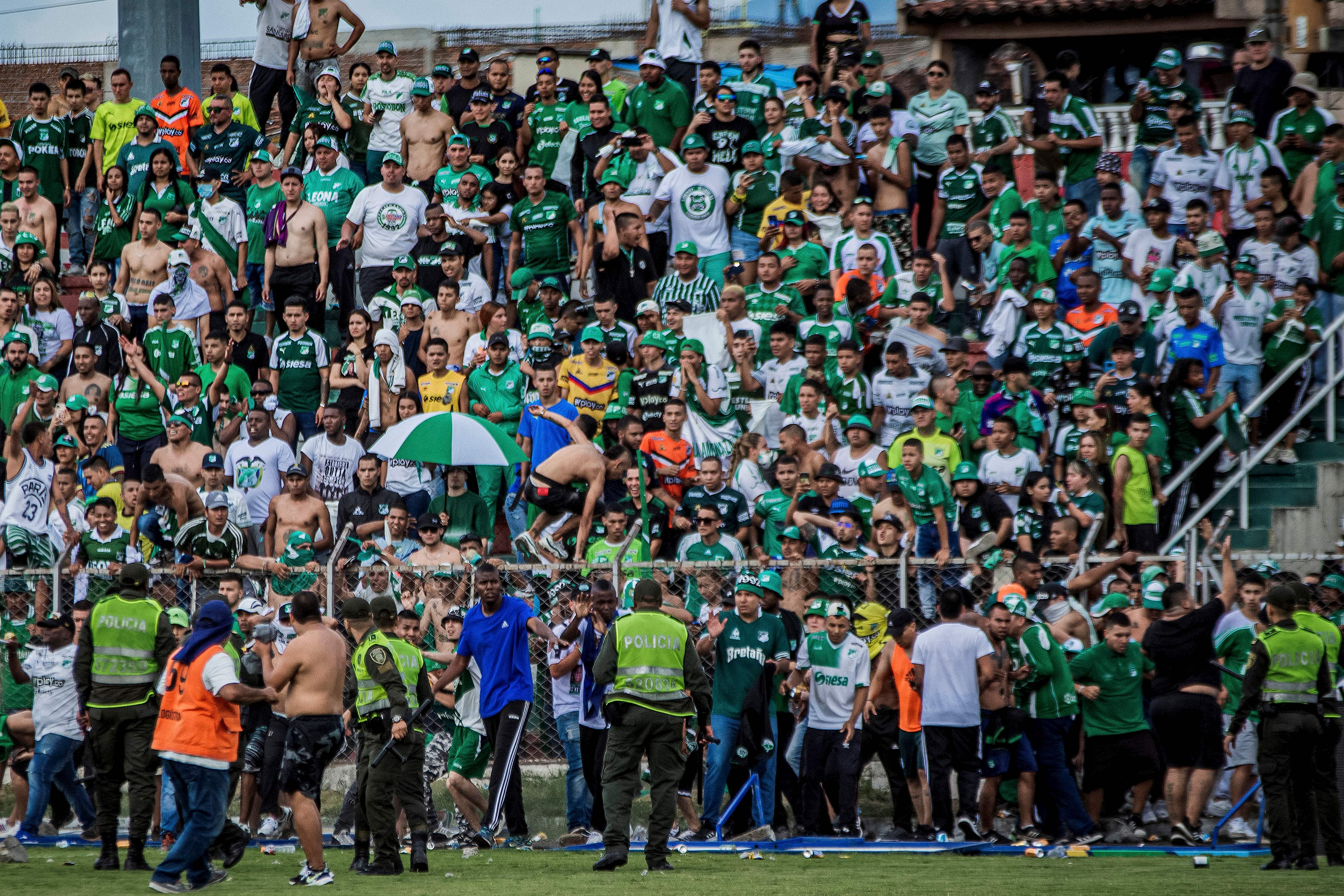 Invasión de los hinchas del Deportivo Cali al campo dele stadio Doce de Octubre en Tuluá / FOTO: STR/AFP via Getty Images