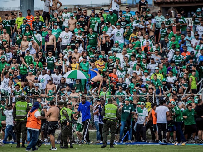 Invasión de los hinchas del Deportivo Cali al campo dele stadio Doce de Octubre en Tuluá / FOTO: STR/AFP via Getty Images