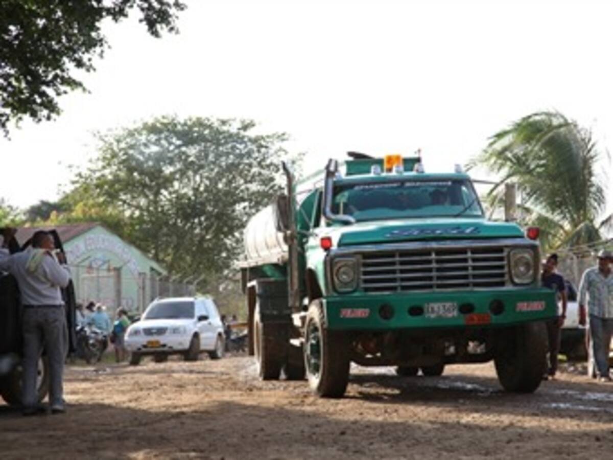 En medio de un colegio en Casanare transitan tractomulas con petróleo