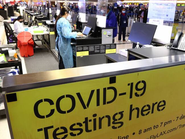 EE.UU. exigirá a viajeros test COVID-19 negativo 24 horas antes del vuelo