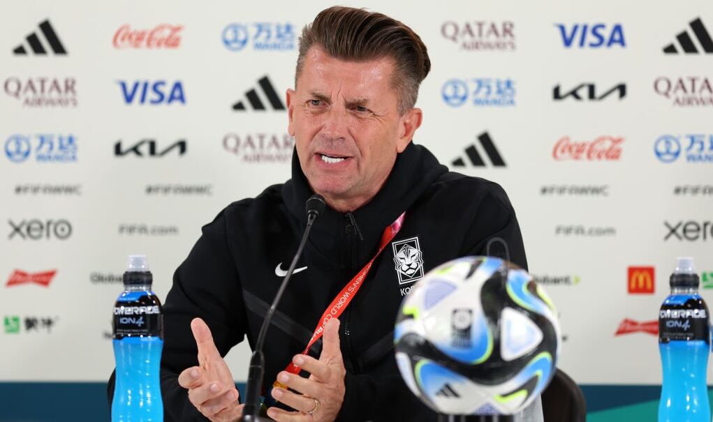 Colin Bell, entrenador de la Selección Femenina de Corea del Sur en rueda de prensa Photo by Mark Metcalfe - FIFA/FIFA via Getty Images)