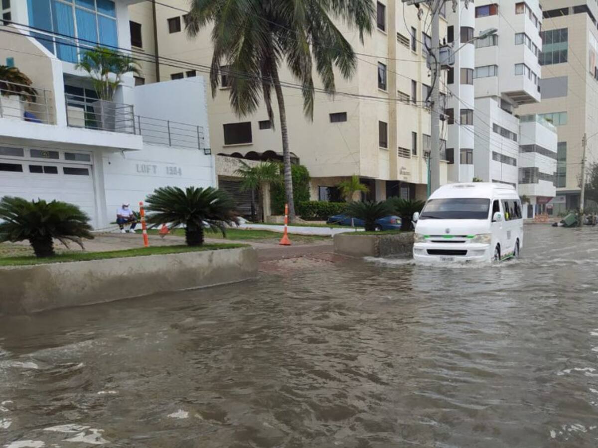 Ante los fuerte vientos, se inundó la avenida El Malecón en Cartagena