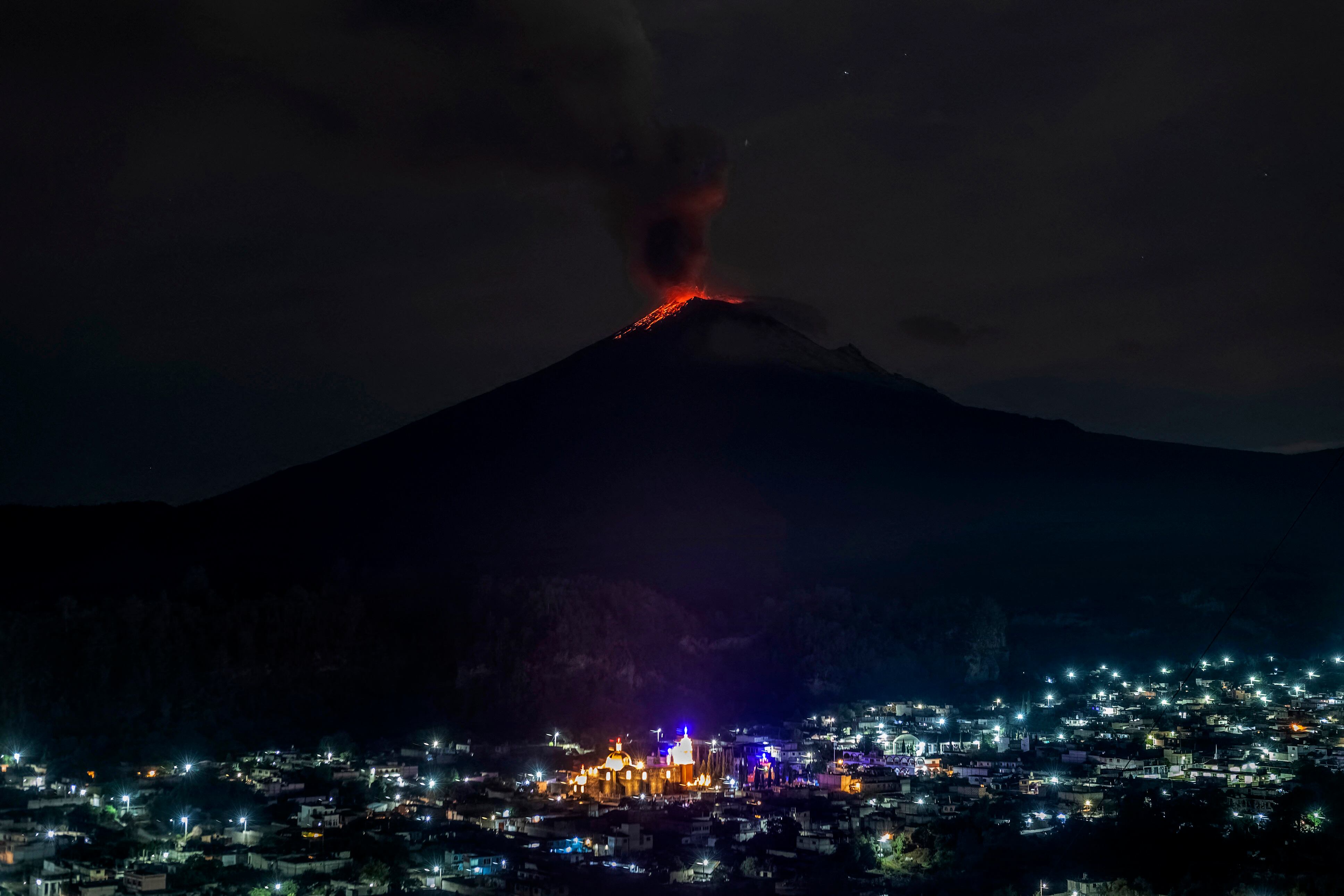 Volcán Popocatepetl arroja ceniza y humo visto desde la comunidad de Santiago Xalitzintla, estado de Puebla, México, el 22 de mayo de 2023. Foto: ERIK GOMEZ TOCHIMANI/AFP vía Getty Images.