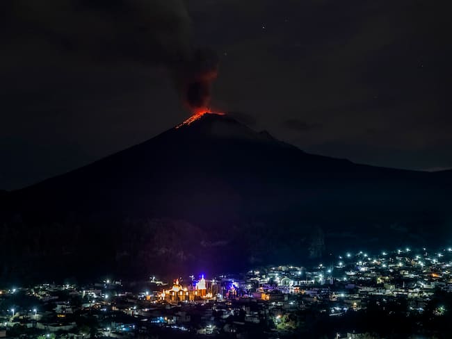 Volcán Popocatepetl arroja ceniza y humo visto desde la comunidad de Santiago Xalitzintla, estado de Puebla, México, el 22 de mayo de 2023. Foto: ERIK GOMEZ TOCHIMANI/AFP vía Getty Images.