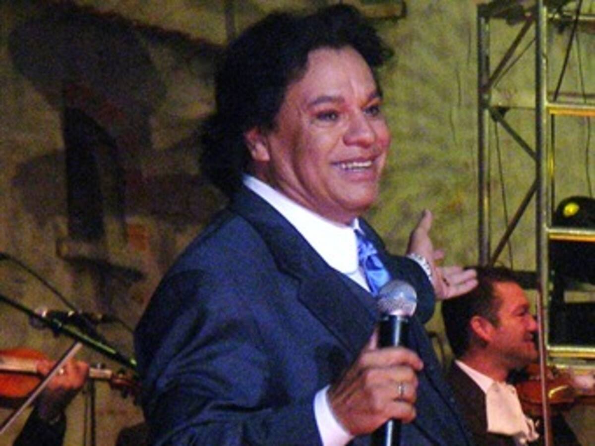 Juan Gabriel prepara matrimonio con su novio, afirma prensa