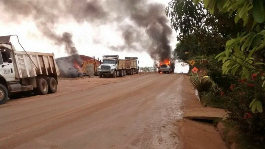 Varias personas que se movilizaban en motos prendieron fuego a varias máquinas que se encontraban en el sector. Foto: Cortesía comunidad