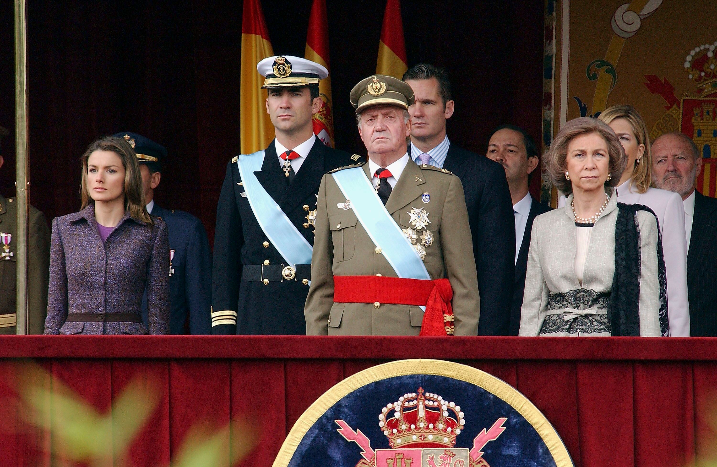 MADRID, SPAIN - OCTOBER 12:  King Juan Carlos, Queen Sofia, Crown Prince Felipe and Princess Letizia of the Spanish Royal Family attend the National Day Military Parade at the Paseo de la  Castellana on Ocotber 12, 2004 in Madrid, Spain. (Photo by Carlos Alvarez /Getty Images)
