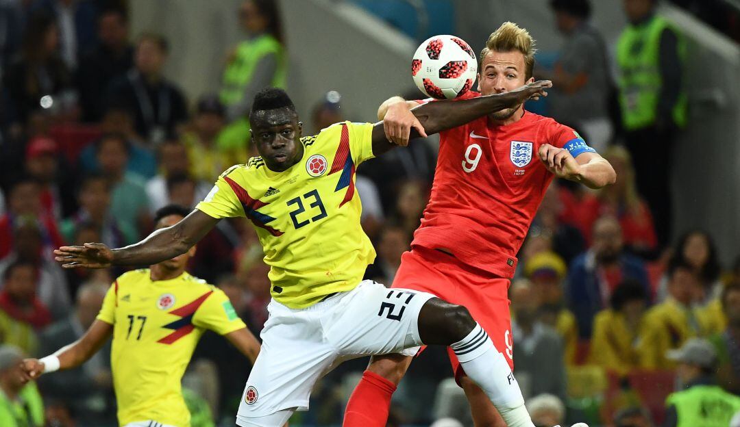 Dávinson Sánchez disputando un balón con Harry Kane en el Mundial de Rusia 2018.