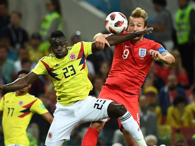 Dávinson Sánchez disputando un balón con Harry Kane en el Mundial de Rusia 2018.