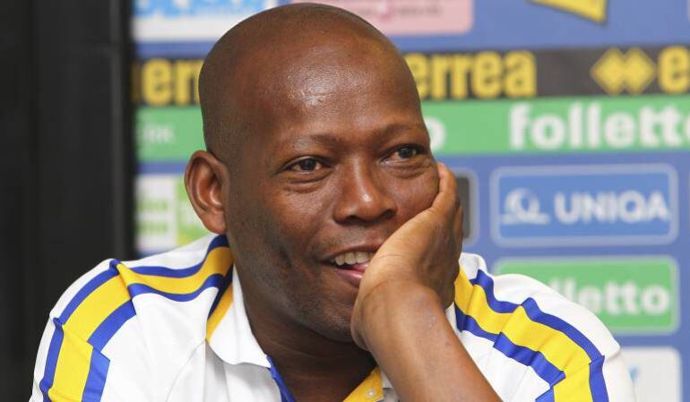 Desde una silla de ruedas el 'Tino' Asprilla reclamó por su salud