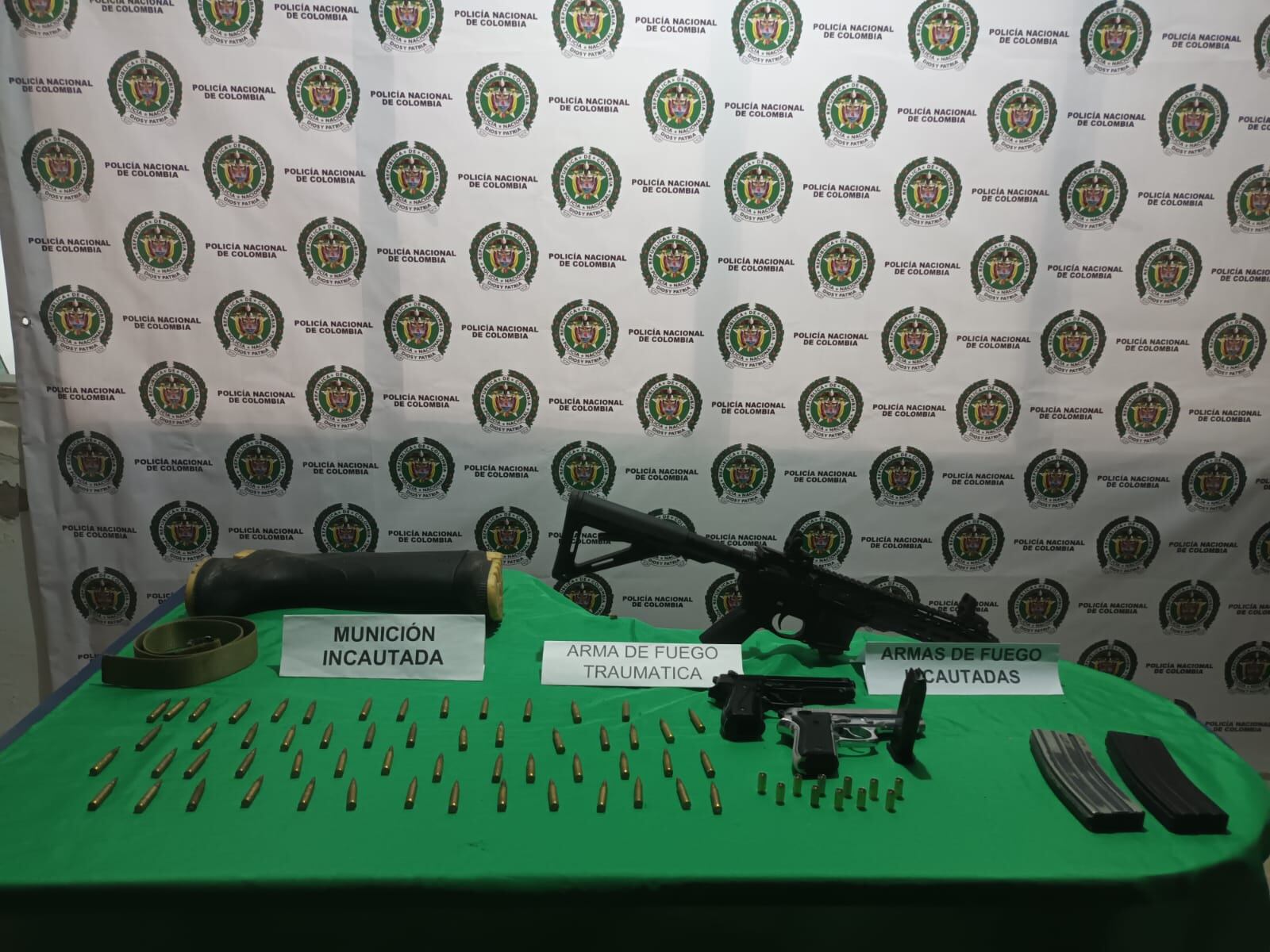 El adolescente aprehendido está siendo presentado ante las autoridades competentes por el delito de fabricación, tráfico y porte ilegal de armas de fuego y municiones.