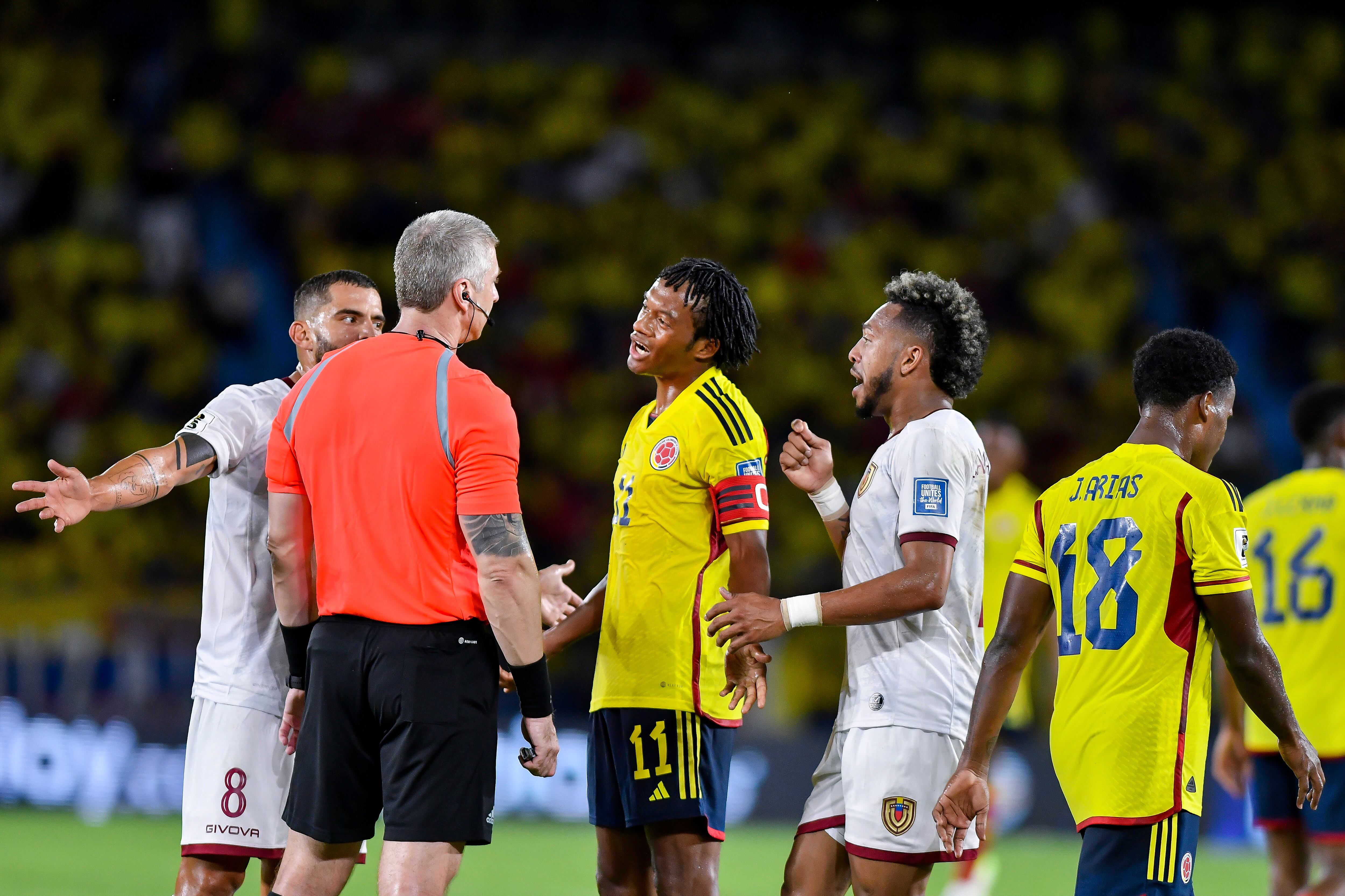 Juan Cuadrado of Colombia ante el árbitro Anderson Daronco en el duelo ante Venezuela (Photo by Gabriel Aponte/Getty Images)