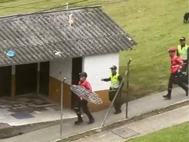 Momento en el que rescataban a la niña en el sector de San Sebastián.