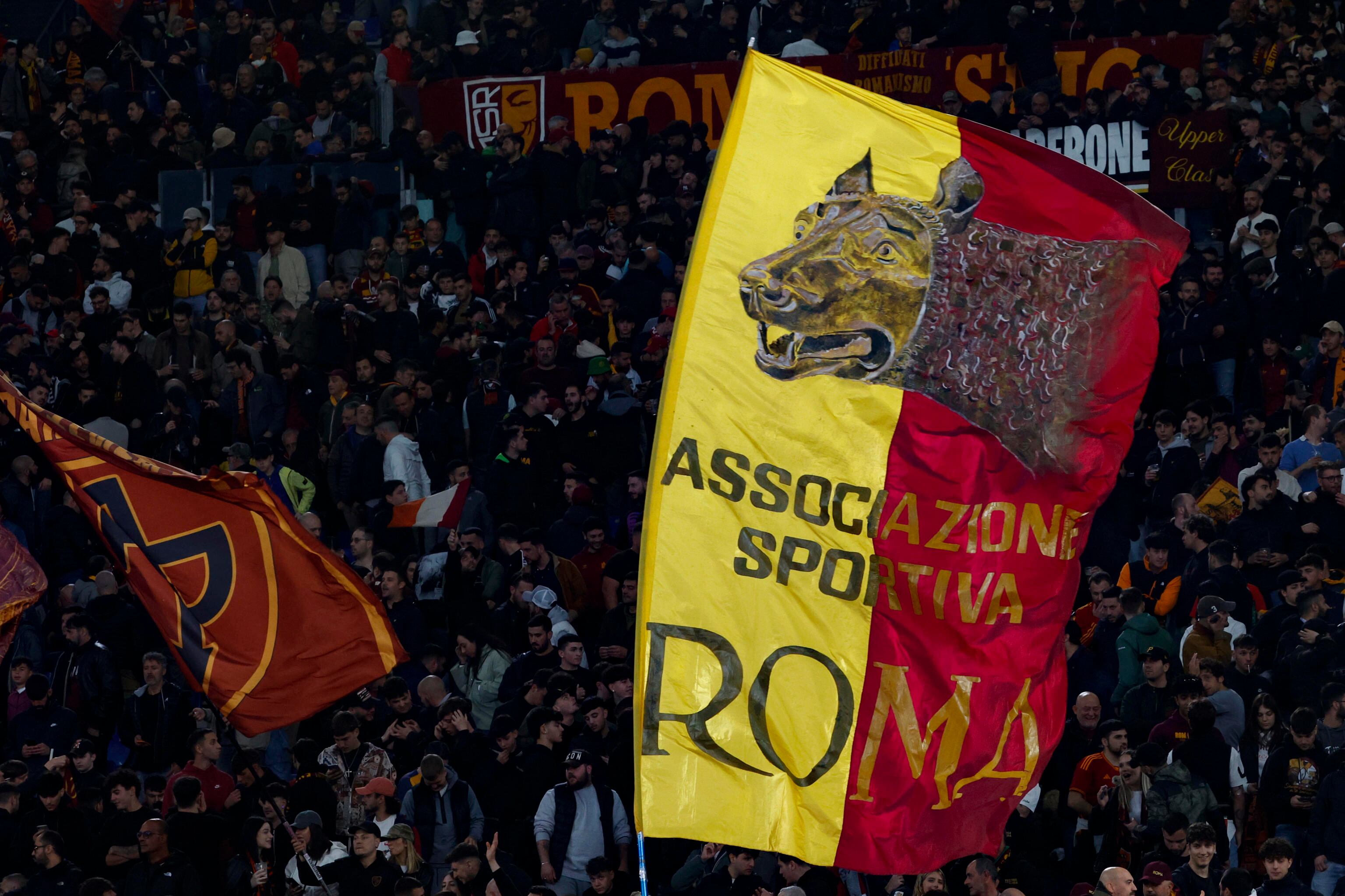 Rome (Italy), 02/05/2024.- AS Roma supporters cheer ahead of the UEFA Europe League semifinal 1st leg soccer match between AS Roma and Bayer Leverkusen, in Rome, Italy, 02 May 2024. (Italia, Roma) EFE/EPA/ETTORE FERRARI